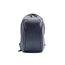 Load image into Gallery viewer, product_closeup|Everyday Rucksack Zip, 15 Liter, Peak Design, Dunkelblau
