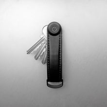 Load image into Gallery viewer, orbitkey Schlüsselhalter in Schwarz, Premium Leder
