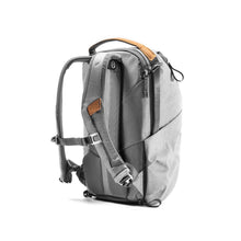 Laden Sie das Bild in den Galerie-Viewer, product_closeup|Peak Design Everyday Backpack, 20 Liter, Ash/Hellgrau
