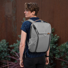 Laden Sie das Bild in den Galerie-Viewer, dark,theme_color-#BBBBBB|Peak Design Everyday Backpack, 20 Liter, Ash/Hellgrau
