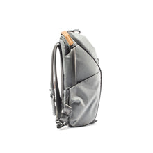 Laden Sie das Bild in den Galerie-Viewer, product_closeup|Peak Design Everyday Backpack Zip, 20 Liter, Ash (Hellgrau)
