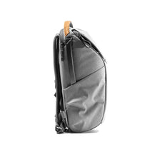 Laden Sie das Bild in den Galerie-Viewer, product_closeup|Peak Design Everyday Backpack, 20 Liter, Ash/Hellgrau
