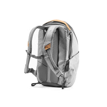 Laden Sie das Bild in den Galerie-Viewer, product_closeup|Peak Design Everyday Backpack Zip, 20 Liter, Ash (Hellgrau)
