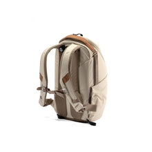 Load image into Gallery viewer, product_closeup|Everyday Backpack Zip von Peak Design, 15 Liter, Creme/Bone
