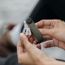 Load image into Gallery viewer, dark|Orbitkey Key Organiser Waxed Canvas, Khaki Green
