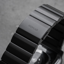 Laden Sie das Bild in den Galerie-Viewer, dark|NOMAD Watch Aluminum Band, 45mm/49mm, Space Gray
