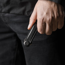 Laden Sie das Bild in den Galerie-Viewer, dark|orbitkey Schlüsselhalter in Schwarz, Premium Leder
