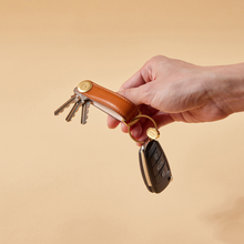 Laden Sie das Bild in den Galerie-Viewer, dark|Orbitkey Key Organiser Leather + Ring v2, Cognac/Yellow Gold
