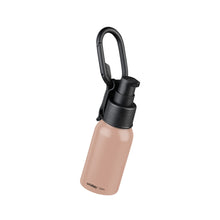 Laden Sie das Bild in den Galerie-Viewer, product_closeup|Orbitkey Desinfektionsspender Pumpflasche, Rosa/Blush, nachfüllbar, mit Clip
