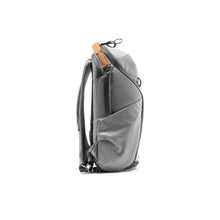 Laden Sie das Bild in den Galerie-Viewer, product_closeup|Peak Design Everyday Backpack, Zip, 15 Liter, Ash/Grau
