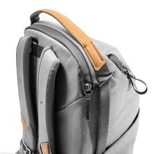 Laden Sie das Bild in den Galerie-Viewer, dark,theme_color-#BBBBBB|Peak Design Everyday Backpack, 20 Liter, Ash/Hellgrau
