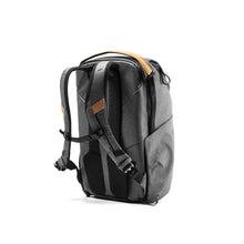 Laden Sie das Bild in den Galerie-Viewer, product_closeup|Peak Design Everyday Backpack, 30L, Charcoal
