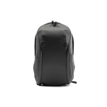 Load image into Gallery viewer, product_closeup|Peak Design Everyday Backpack Zip, Klein, Schwarz
