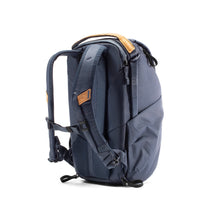 Laden Sie das Bild in den Galerie-Viewer, product_closeup|Peak Design Everyday Backpack 20 Liter, Midnight (Blau)
