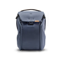 Laden Sie das Bild in den Galerie-Viewer, product_closeup|Peak Design Everyday Backpack 20 Liter, Midnight (Blau)
