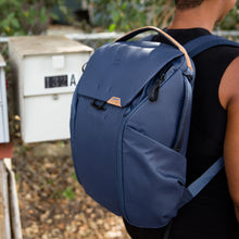 Laden Sie das Bild in den Galerie-Viewer, dark,theme_color-#404E6C|Peak Design Everyday Backpack 20 Liter, Midnight (Blau)
