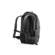 Load image into Gallery viewer, product_closeup|Peak Design Everyday Backpack Zip, Klein, Schwarz
