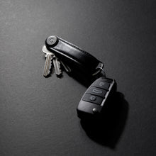 Laden Sie das Bild in den Galerie-Viewer, dark|orbitkey Schlüsselhalter in Schwarz, Premium Leder
