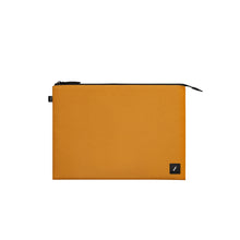 Laden Sie das Bild in den Galerie-Viewer, product_closeup|MacBook Pro 14 Zoll Hülle in gelb von Native Union
