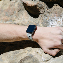 Laden Sie das Bild in den Galerie-Viewer, dark,theme_color-#C8C9CB|Apple Watch Sport Armband Grau
