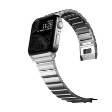 Laden Sie das Bild in den Galerie-Viewer, product_closeup|Apple Watch Steel Band Silver
